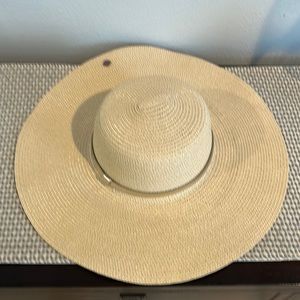 Light beige straw hat. Adjustable